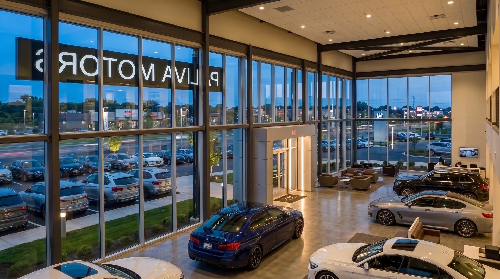 Prosklený interiér autosalonu PalivaMotors